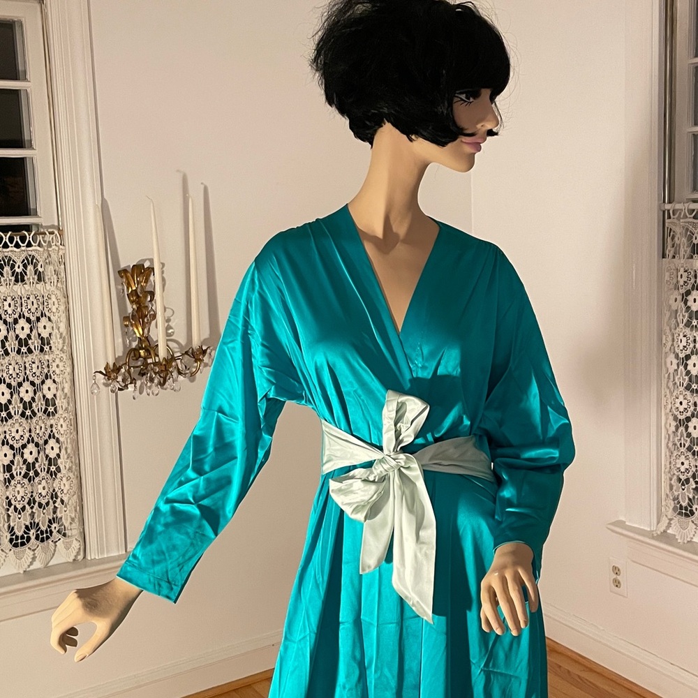 Vintage floor length lounging robe . Teal green . Size small.